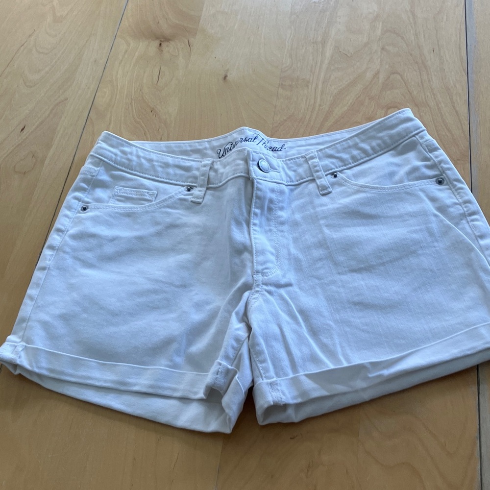Universal Thread White Women's Denim Cuffed Shorts size 8/29 regular shorts